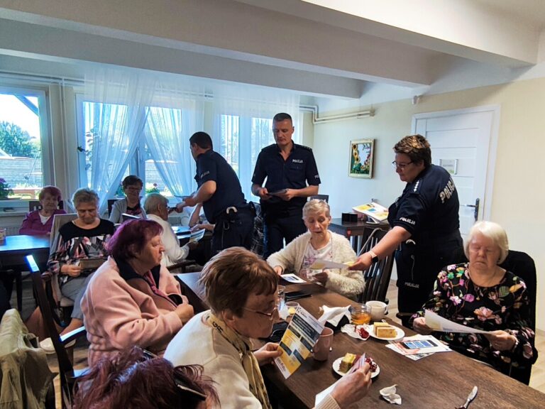 Dzielnicowi spotkali się z seniorami, aby porozmawiać o zagrożeniach i bezpieczeństwie