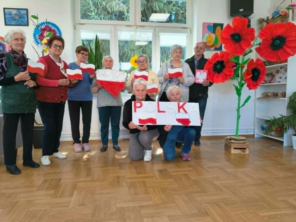 Czerwone maki i biało-czerwone barwy. Patriotyczny tydzień seniorów w Gniewczynie Łańcuckiej