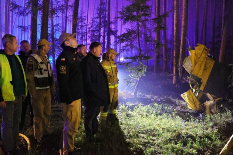 Strażący na miejscu rozbicia się samolotu gaśniczego DROMADER
