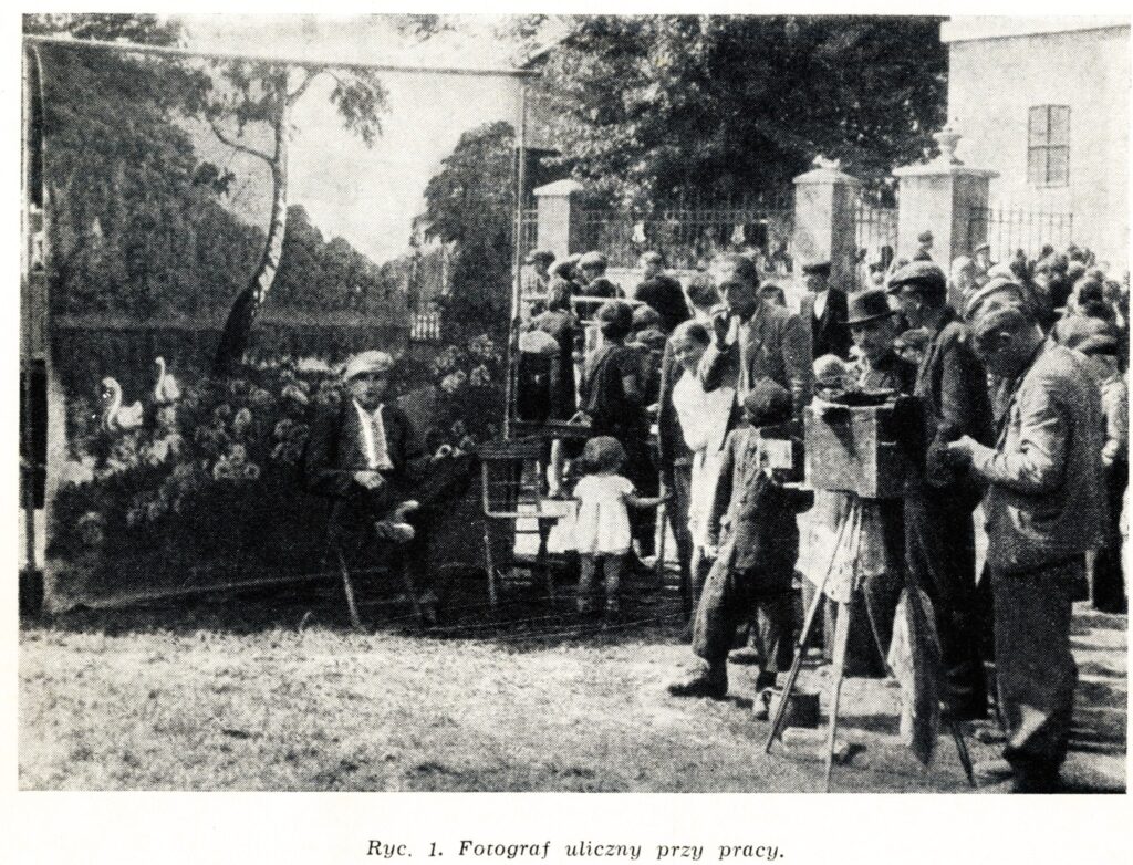 "Fotograf uliczny przy pracy" - ilustracja do artykułu A. Wajdy "Ekrany fotografów ulicznych", w czasopiśmie "Polska Sztuka Ludowa", 1956.