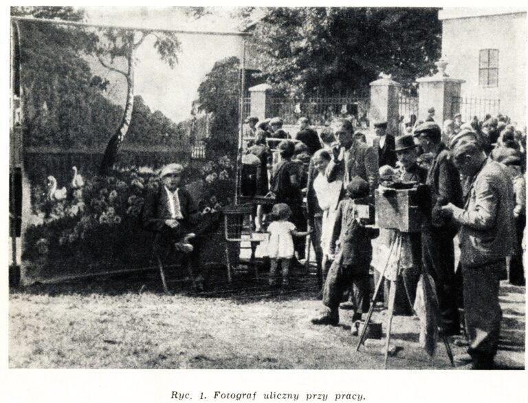 "Fotograf uliczny przy pracy" - ilustracja do artykułu A. Wajdy "Ekrany fotografów ulicznych", w czasopiśmie "Polska Sztuka Ludowa", 1956.