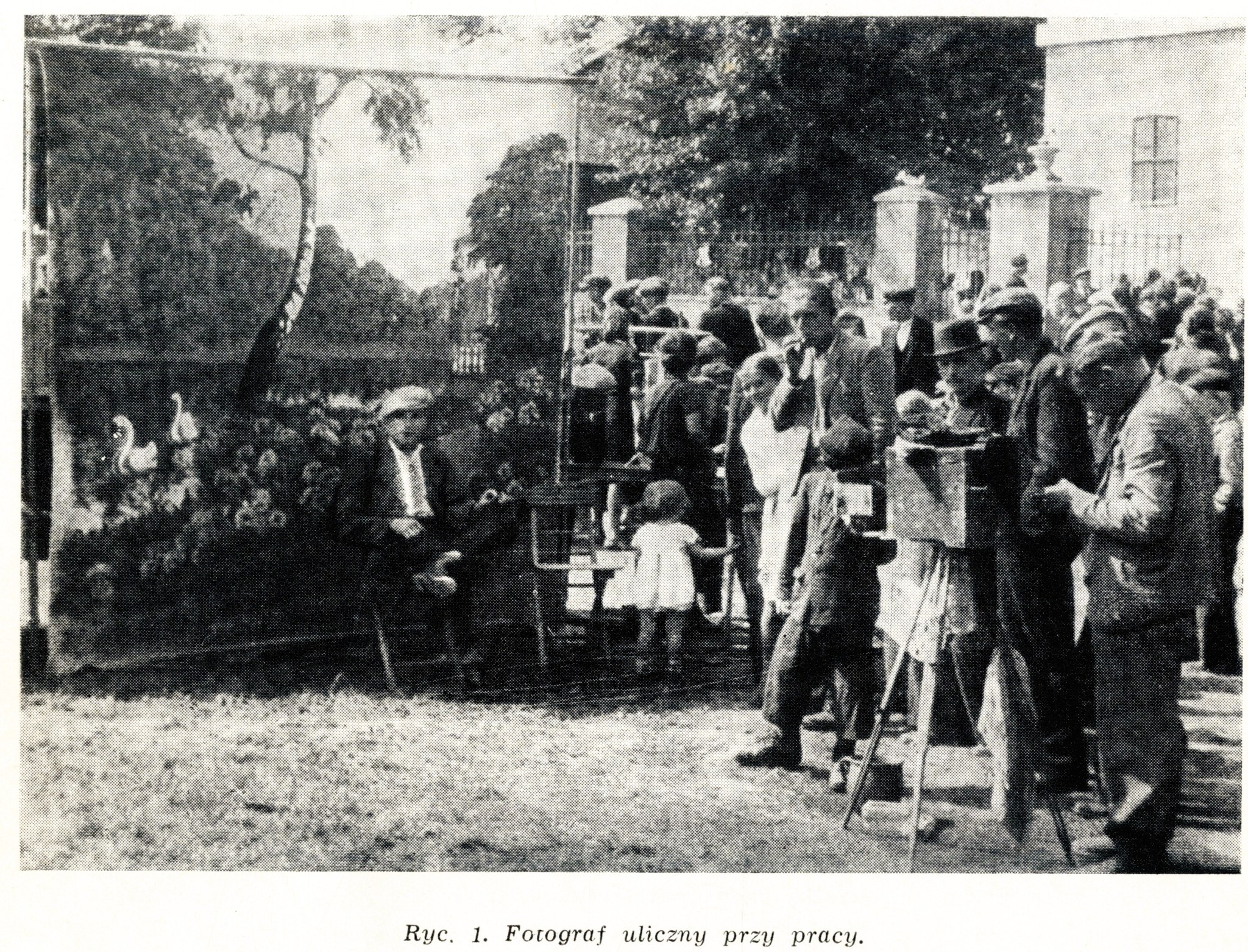 &Quot;Fotograf Uliczny Przy Pracy&Quot; - Ilustracja Do Artykułu A. Wajdy &Quot;Ekrany Fotograf&oacute;w Ulicznych&Quot;, W Czasopiśmie &Quot;Polska Sztuka Ludowa&Quot;, 1956.