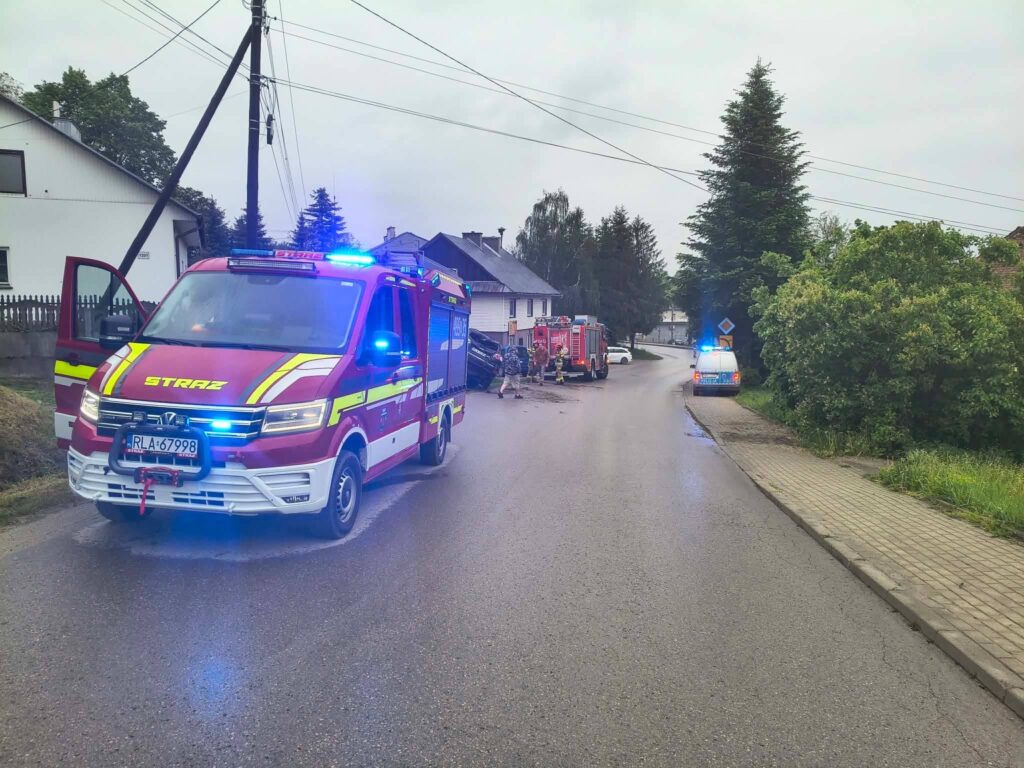 Groźny Wypadek W Markowej. Jedna Osoba Ranna Po Dachowaniu