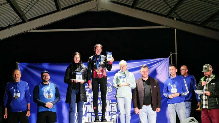 Ewa Tomczyk i Agnieszka Mazur na podium Dynowskiej ZaDyszki