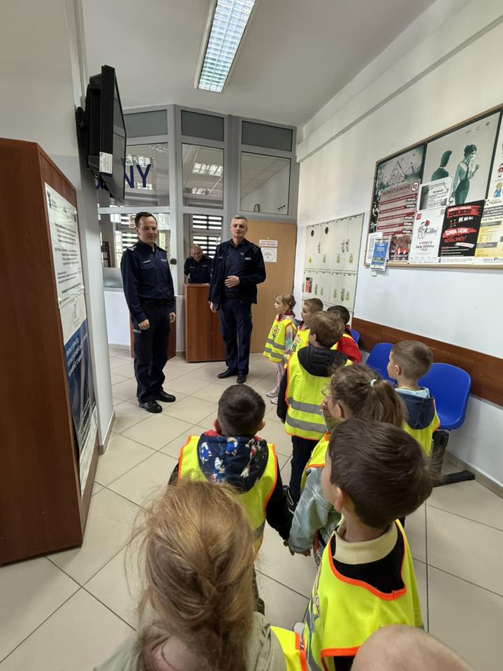 Mali Odkrywcy Z Wizytą U Mundurowych. &Quot;Promyczki&Quot; Odwiedziły Przeworską Policję