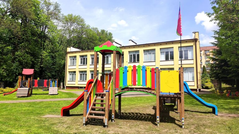 Przedszkole Miejskie nr 2 w Przeworsku zyskało nowoczesny zestaw zabawowy