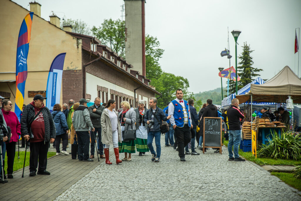 Piknik Z Remigiuszem Rączką I Unijnym Wsparciem. Park W Hadlach Szklarskich Tętnił Życiem 1 Piknik Z Remigiuszem Rączką I Unijnym Wsparciem. Park W Hadlach Szklarskich Tętnił Życiem