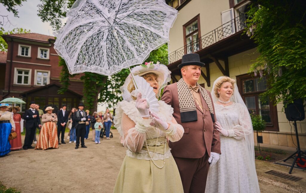 Magnacki Ślub Na Dziedzińcu Pałacu. Wyjątkowy Powrót Do 1909 Roku Podczas Nocy Muzeów W Przeworsku