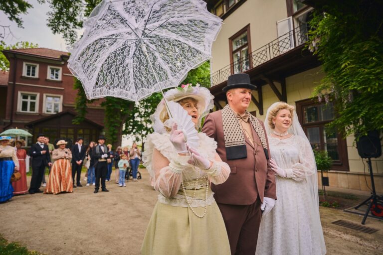 Magnacki ślub na dziedzińcu pałacu. Wyjątkowy powrót do 1909 roku podczas Nocy Muzeów w Przeworsku