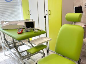 Kardiomonitor i fotel do pobierania krwi już w szpitalu