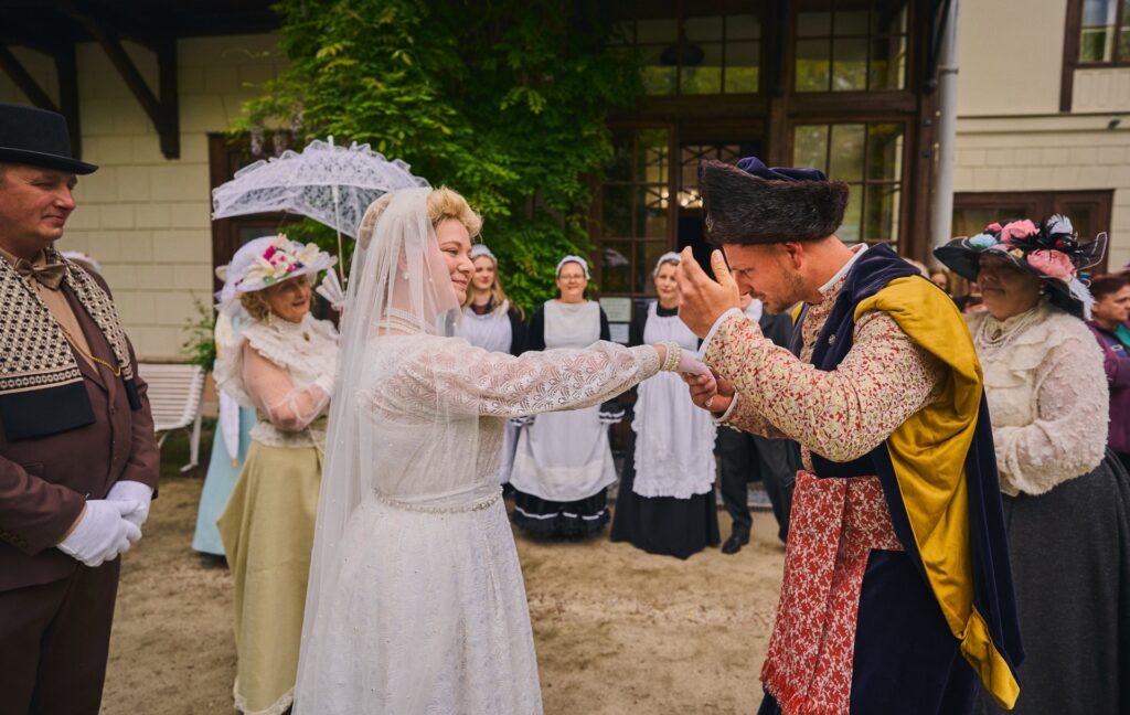 Pałacowe Zaślubiny Z 1909 Roku. Niezwykła Inscenizacja Historyczna W Przeworsku