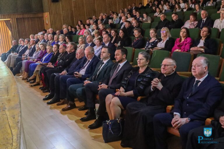 Były sekretarz papieża przewodniczył sympozjum o Janie Pawle II