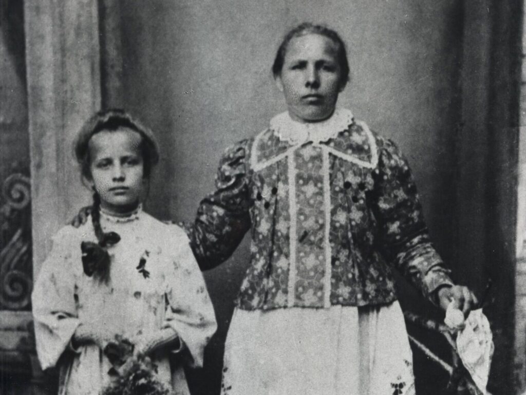 Zdjęcie pochodzące z około 1915 roku przedstawia Elżbietę Rut z córką Marią