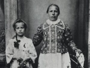 Zdjęcie pochodzące z około 1915 roku przedstawia Elżbietę Rut z córką Marią