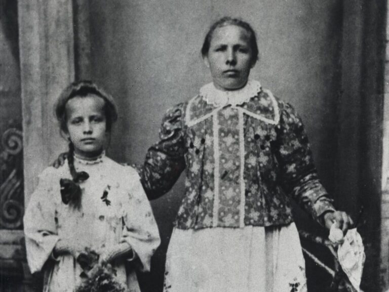 Zdjęcie pochodzące z około 1915 roku przedstawia Elżbietę Rut z córką Marią