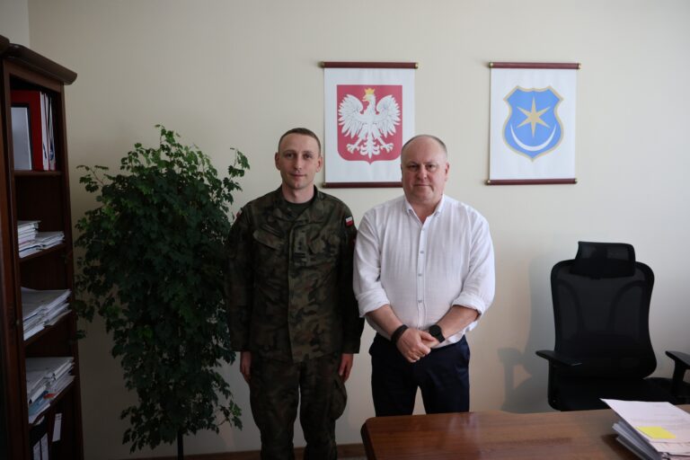 Burmistrz Leszek Kisiel spotkał się z nowym dowódcą saperów z Gniewczyny Łańcuckiej