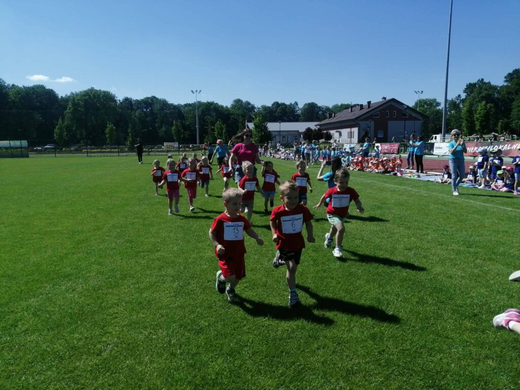Przedszkolaki Z Przeworska Na Start. Stadion Lekkoatletyczny Tętnił Sportową Energią 1 Przedszkolaki Z Przeworska Na Start. Stadion Lekkoatletyczny Tętnił Sportową Energią