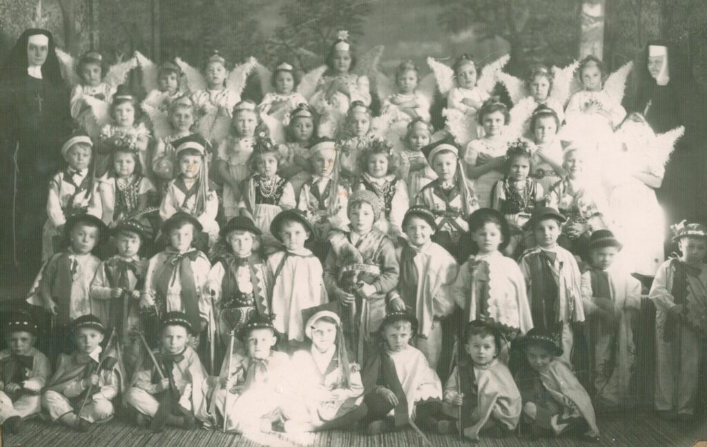 2023-07-04-21-18-32-01 Jan Grądalski Szuka Wychowanków Ochronki Św. Wojciecha Z Lat 1940–1963