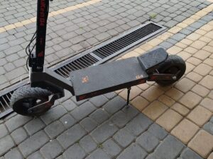Więckowice. Jedna hulajnoga, dwie osoby. Podróż 13-latków zakończyła się w szpitalu