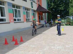 Przeworscy policjanci prowadzą egzamin na kartę rowerową