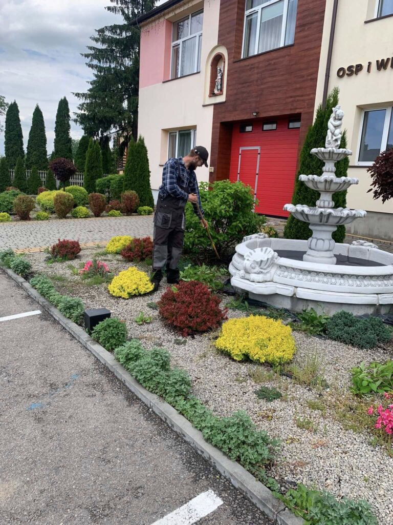 Koszenie, Pielenie I Tysiące Aksamitek! Zobacz, Jak Gmina Tryńcza Szykuje Się Na Wakacje