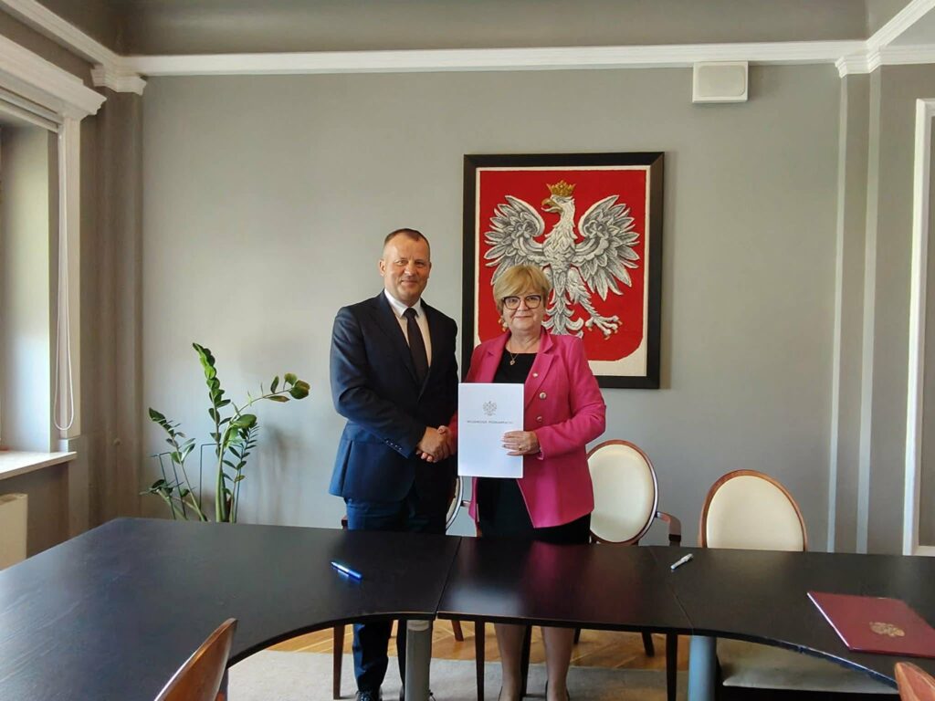Ponad milion złotych na opiekę w Tryńczy! Wojewoda i wójt podpisali umowę