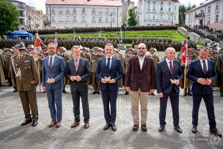 Starosta Dariusz Łapa doceniony przez wojsko! Wyjątkowe odznaczenie prosto z Przemyśla