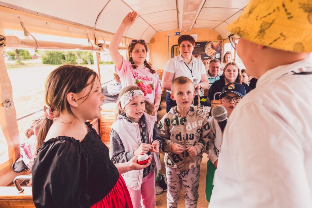Panda, Warsztaty Slime I Przejazdy Drezyną. Tłumy Świętowały Dzień Dziecka Na Pokładzie &Quot;Pogórzanina&Quot;