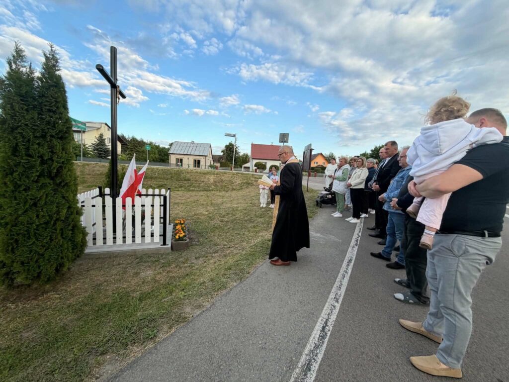 Poświęcenie krzyża w Tryńczy
