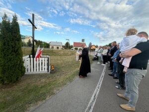 Poświęcenie krzyża w Tryńczy