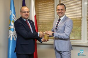 Prezes Koła Pszczelarzy rozmawiał ze starostą o tegorocznych zbiorach miodu
