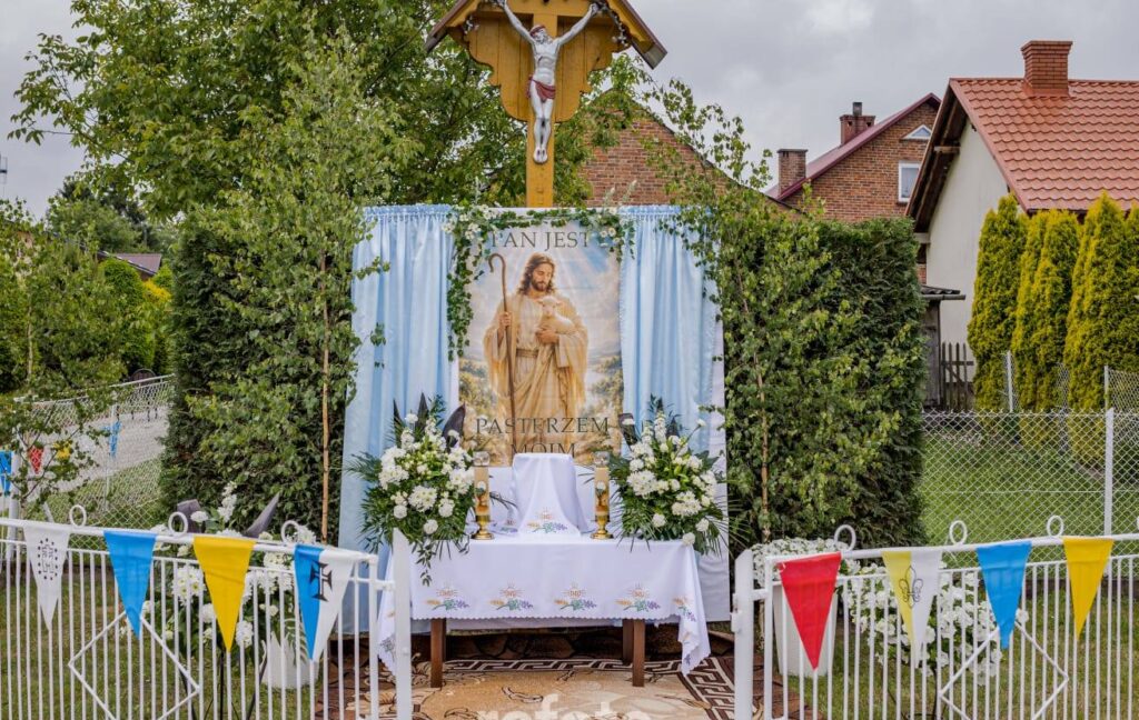 Mieszkańcy Dębowa Przygotowali Wyjątkowe Ołtarze Na Boże Ciało