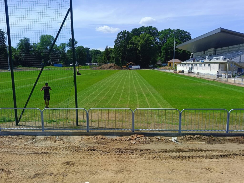 Pierwsze Koszenie Trawy Na Stadionie Miejskim. Nowa Murawa W Przeworsku Na Ostatniej Prostej 1 Pierwsze Koszenie Trawy Na Stadionie Miejskim. Nowa Murawa W Przeworsku Na Ostatniej Prostej