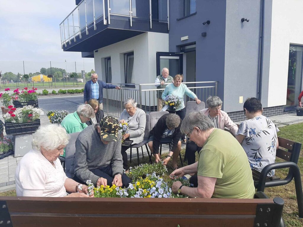 Ogrodoterapia I Aktywność Fizyczna Podopiecznych Com W Tryńczy 1 Ogrodoterapia I Aktywność Fizyczna Podopiecznych Com. Ośrodek Stawia Na Ruch Na Powietrzu