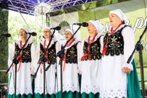 Pieśni zalotne i dziadowskie opanowały Zarzecze. 20 zespołów walczyło w pałacowym parku