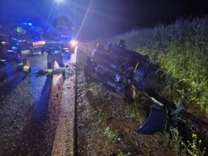 Groźny wypadek na granicy powiatów. Służby interweniowały nocą w Sieteszy i Markowej W sobotni wieczór, 13 czerwca 2026 roku, na pograniczu powiatów przeworskiego i łańcuckiego doszło do niebezpiecznego zdarzenia drogowego. Służby ratunkowe otrzymały zgłoszenie o wypadku komunikacyjnym na trasie łączącej miejscowości Sietesz (gmina Kańczuga) oraz Markowa dokładnie o godzinie 21:52. Ze względu na lokalizację zdarzenia na granicy rejonów operacyjnych, na miejsce natychmiast zadysponowano liczne siły ratownicze z dwóch sąsiadujących powiatów. Zmasowana akcja służb ratunkowych Zgłoszenie zostało zakwalifikowane jako miejscowe zagrożenie. Po przybyciu pierwszych zastępów straży pożarnej zabezpieczono teren działań, przystąpiono do udzielania kwalifikowanej pierwszej pomocy osobom poszkodowanym oraz zabezpieczono uszkodzone pojazdy. W akcji ratunkowej wzięły udział następujące formacje: Ochotnicza Straż Pożarna w Sieteszy (zastęp wyjechał do zdarzenia jako wpisany do rejestru pod numerem 12/2026), Ochotnicza Straż Pożarna w Kańczudze, Ochotnicza Straż Pożarna w Markowej, Komenda Powiatowa Państwowej Straży Pożarnej w Przeworsku, Komenda Powiatowa Państwowej Straży Pożarnej w Łańcucie, Zespoły Ratownictwa Medycznego (ZRM), Policja. Utrudnienia i policyjne dochodzenie Na czas prowadzenia akcji ratowniczej oraz usuwania skutków zderzenia, ruch na drodze łączącej Sietesz z Markową był całkowicie zablokowany lub odbywał się wahadłowo. Na miejscu szczegółowe oględziny przeprowadzili policjanci, którzy będą teraz ustalać dokładne przyczyny oraz przebieg tego nocnego wypadku. Źródło: Ochotnicza Straż Pożarna w Sieteszy