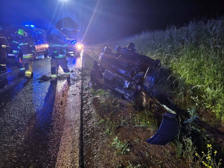 Groźny wypadek na granicy powiatów. Służby interweniowały nocą w Sieteszy i Markowej W sobotni wieczór, 13 czerwca 2026 roku, na pograniczu powiatów przeworskiego i łańcuckiego doszło do niebezpiecznego zdarzenia drogowego. Służby ratunkowe otrzymały zgłoszenie o wypadku komunikacyjnym na trasie łączącej miejscowości Sietesz (gmina Kańczuga) oraz Markowa dokładnie o godzinie 21:52. Ze względu na lokalizację zdarzenia na granicy rejonów operacyjnych, na miejsce natychmiast zadysponowano liczne siły ratownicze z dwóch sąsiadujących powiatów. Zmasowana akcja służb ratunkowych Zgłoszenie zostało zakwalifikowane jako miejscowe zagrożenie. Po przybyciu pierwszych zastępów straży pożarnej zabezpieczono teren działań, przystąpiono do udzielania kwalifikowanej pierwszej pomocy osobom poszkodowanym oraz zabezpieczono uszkodzone pojazdy. W akcji ratunkowej wzięły udział następujące formacje: Ochotnicza Straż Pożarna w Sieteszy (zastęp wyjechał do zdarzenia jako wpisany do rejestru pod numerem 12/2026), Ochotnicza Straż Pożarna w Kańczudze, Ochotnicza Straż Pożarna w Markowej, Komenda Powiatowa Państwowej Straży Pożarnej w Przeworsku, Komenda Powiatowa Państwowej Straży Pożarnej w Łańcucie, Zespoły Ratownictwa Medycznego (ZRM), Policja. Utrudnienia i policyjne dochodzenie Na czas prowadzenia akcji ratowniczej oraz usuwania skutków zderzenia, ruch na drodze łączącej Sietesz z Markową był całkowicie zablokowany lub odbywał się wahadłowo. Na miejscu szczegółowe oględziny przeprowadzili policjanci, którzy będą teraz ustalać dokładne przyczyny oraz przebieg tego nocnego wypadku. Źródło: Ochotnicza Straż Pożarna w Sieteszy