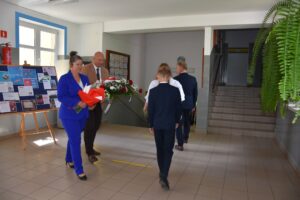 Daniel Krawiec na Święcie Szkoły Podstawowej w Żurawiczkach. Złożono kwiaty pod tablicą patrona