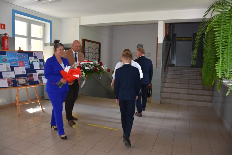 Daniel Krawiec na Święcie Szkoły Podstawowej w Żurawiczkach. Złożono kwiaty pod tablicą patrona