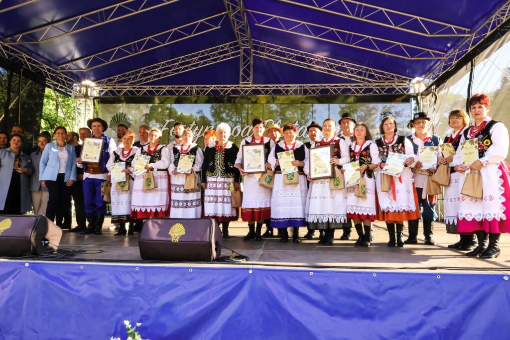Pieśni Zalotne I Dziadowskie Opanowały Zarzecze. 20 Zespołów Walczyło W Pałacowym Parku 1 Pieśni Zalotne I Dziadowskie Opanowały Zarzecze. 20 Zespołów Walczyło W Pałacowym Parku