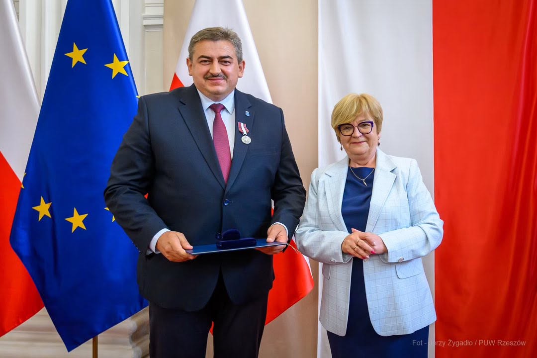 Lokalna Gazeta Internetowa 1 Burmistrz Kańczugi Andrzej Żygadło Uhonorowany Odznaką Za Zasługi Dla Samorządu Terytorialnego