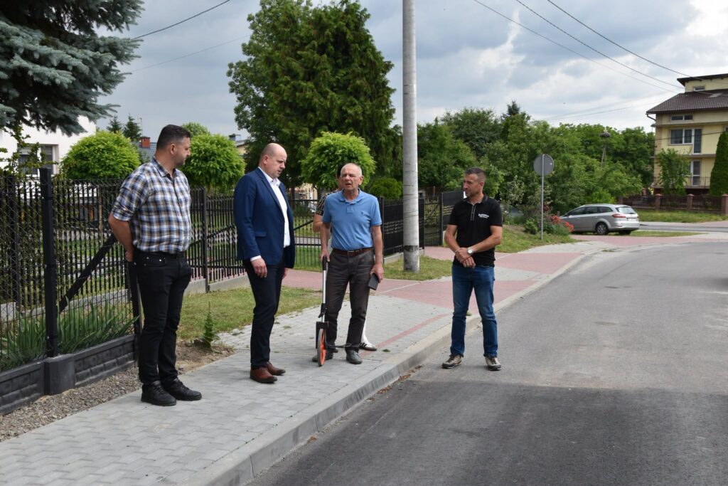 Nowy Asfalt, Chodnik I Oświetlenie. Zakończono Przebudowę Drogi W Mikulicach 1 Nowy Asfalt, Chodnik I Oświetlenie. Zakończono Przebudowę Drogi W Mikulicach