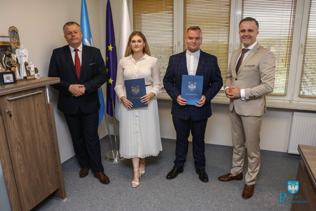 Anna Lewkowicz i ks. Grzegorz Matwijec z awansem. Starosta wręczył akty mianowania