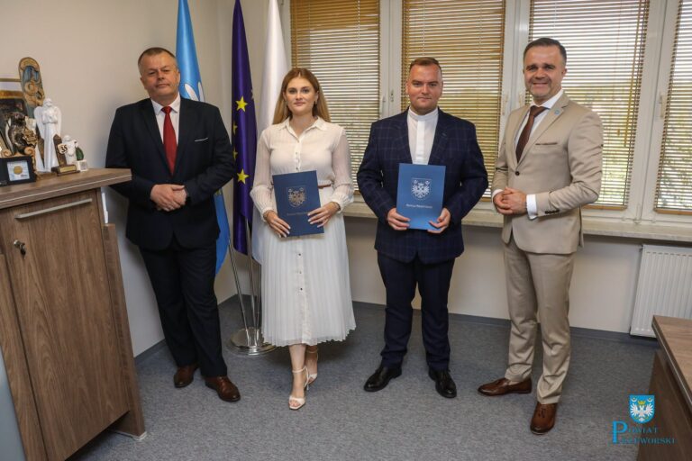 Anna Lewkowicz i ks. Grzegorz Matwijec z awansem. Starosta wręczył akty mianowania