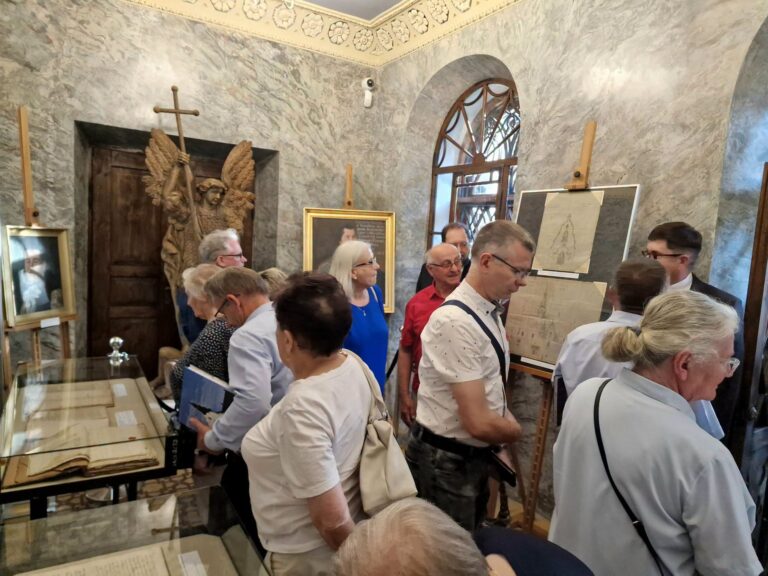 Skarby z kościelnych skarbców ukryte w pałacu. Zobacz niezwykłą wystawę w Przeworsku