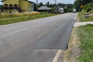Koniec z omijaniem dziur w Siedleczce i Sieteszy! Drogi wojewódzkie w końcu naprawione