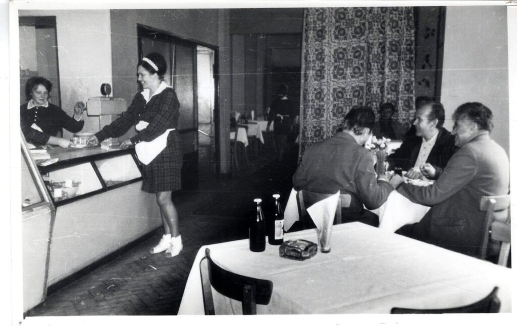 Śledź Po Japońsku I Dansingi. Pamiętasz, Co Działo Się W Restauracji &Quot;Warszawska&Quot;? 1 Śledź Po Japońsku I Dansingi. Pamiętasz, Co Działo Się W Restauracji &Quot;Warszawska&Quot;?