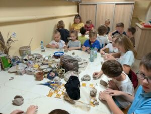 Trzeci dzień wakacji w MOKu upłynął pod znakiem ceramiki