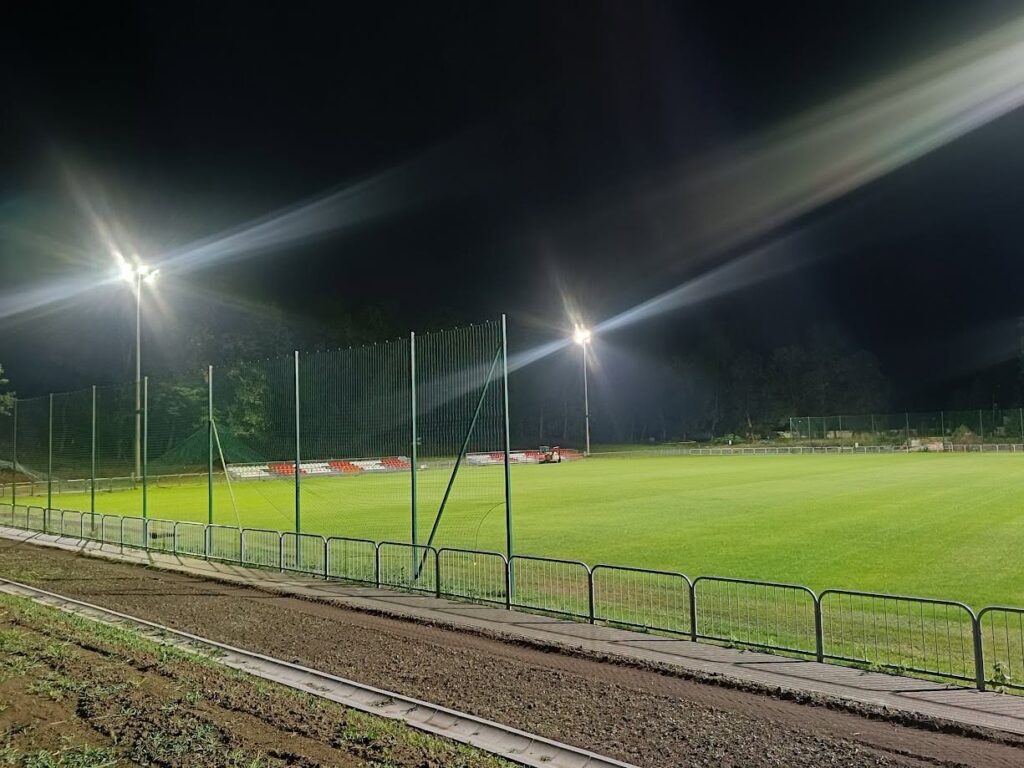 Ponad 300 Luksów Rozświetliło Murawę. Zobacz, Jak Wygląda Stadion Nocą 1 Próba Oświetlenia Na Stadionie W Przeworsku