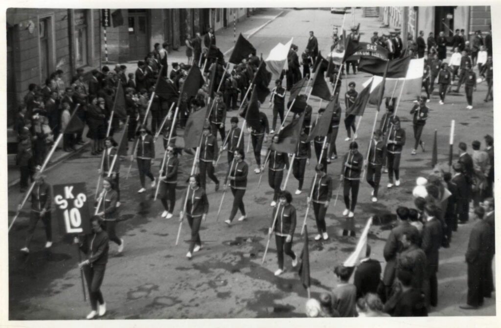 W &Quot;Zaciszu&Quot; Bywało Gwarno I Bujnie. Historia Kultowego Lokalu Przy Ul. Krakowskiej W Przeworsku 1 Jadłodajnia &Quot;Zacisze&Quot; W Tle Pochodu Pierwszomajowego, Lata 70. Xx W. Fot. Udostępnił Norbert Muller.